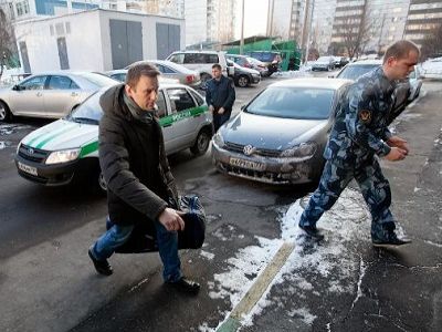 Алексей Навальный с приставом после заседания суда. Источник - https://twitter.com/martin_camera/status/549847557166616576 Алексей Навальный с приставом после заседания суда. Источник - https://twitter.com/martin_camera/status/549847557166616576
