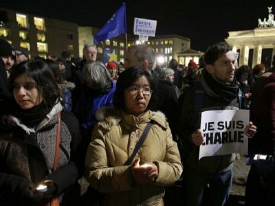 Люди разных рас и вероисповеданий на демонстрации, Париж, вечер 7.01. Источник - http://ic.pics.livejournal.com/drugoi/ Люди разных рас и вероисповеданий на демонстрации, Париж, вечер 7.01. Источник - http://ic.pics.livejournal.com/drugoi/