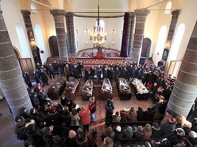 Прощание с погибшими в Гюмри. Источник - http://www.newsru.com/ Прощание с погибшими в Гюмри. Источник - http://www.newsru.com/