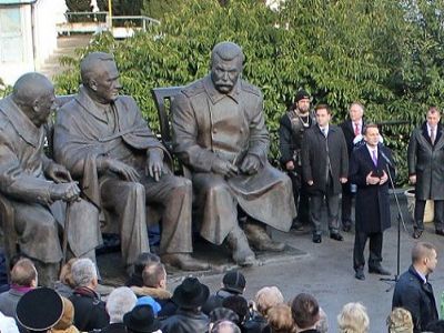 Открытие памятника Черчиллю, Рузвельту и Сталину в Ялте. Источник - http://ichef.bbci.co.uk/ Открытие памятника Черчиллю, Рузвельту и Сталину в Ялте. Источник - http://ichef.bbci.co.uk/