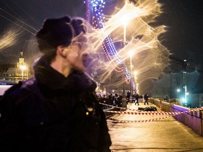 Место гибели Бориса Немцова, полиция, ночь с27 на 28.2.15. Фото Е.Фельдмана, http://www.novayagazeta.ru/ Место гибели Бориса Немцова, полиция, ночь с27 на 28.2.15. Фото Е.Фельдмана, http://www.novayagazeta.ru/