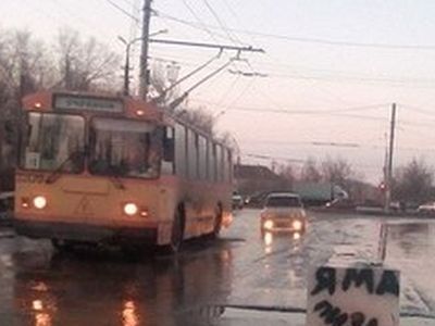 Плакат у ямы на дороге. Фото: группа "Типичный Саратов" ВКонтакте Плакат у ямы на дороге. Фото: группа "Типичный Саратов" ВКонтакте