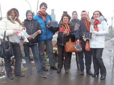 Вандалы из движения "SERB" на месте преступления. Источник - https://twitter.com/IlyaYashin Вандалы из движения "SERB" на месте преступления. Источник - https://twitter.com/IlyaYashin