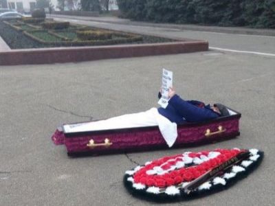 Акция с гробом. Фото: gorodskoitelegraf.ru Акция с гробом. Фото: gorodskoitelegraf.ru