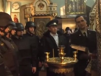 Изъятие мощей из храма в Суздале, 25.3.15. Источник - видео http://www.youtube.com/watch?v=RnaCkFQ5B2Q Изъятие мощей из храма в Суздале, 25.3.15. Источник - видео http://www.youtube.com/watch?v=RnaCkFQ5B2Q