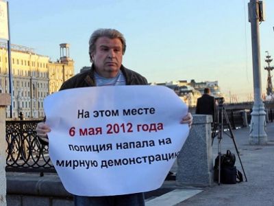 Александр Рыклин на пикете, 6.5.15. Источник - https://www.facebook.com/maria.orlovskaa Александр Рыклин на пикете, 6.5.15. Источник - https://www.facebook.com/maria.orlovskaa