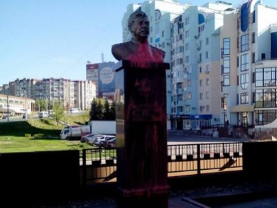 Облитый краской бюст Сталина, Липецк, 8.5.15. Источник - https://www.facebook.com/lifenews.ru Облитый краской бюст Сталина, Липецк, 8.5.15. Источник - https://www.facebook.com/lifenews.ru