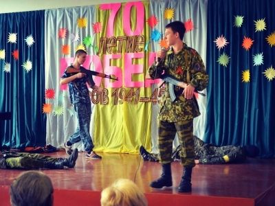 День Победы в донецкой школе № 46. Фото: pauluskp.livejournal.com День Победы в донецкой школе № 46. Фото: pauluskp.livejournal.com