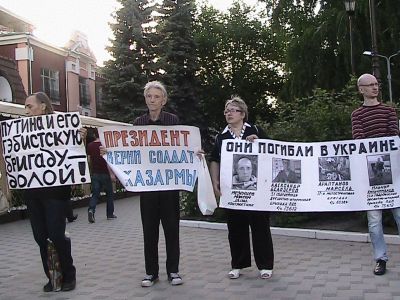 Пикет за мир. Фото: Владислав Ходаковский, Каспаров.Ru Пикет за мир. Фото: Владислав Ходаковский, Каспаров.Ru