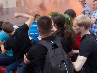 Набрасываться стаей - метод т.н. "православных" экстремистов, Москва, 30.5.15. Фото Ф.Киреева http://ph.livejournal.com/ Набрасываться стаей - метод т.н. "православных" экстремистов, Москва, 30.5.15. Фото Ф.Киреева http://ph.livejournal.com/