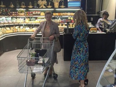 Е.Мизулина в магазине "Глобус гурмэ". Фото https://www.facebook.com/romasuper Е.Мизулина в магазине "Глобус гурмэ". Фото https://www.facebook.com/romasuper