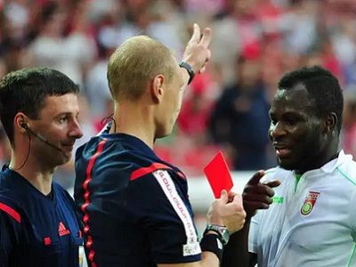 Красная карточка Э.Фримпонгу. Фото: leonidstorch.livejournal.com Красная карточка Э.Фримпонгу. Фото: leonidstorch.livejournal.com