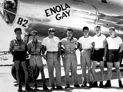 Самолет "Энола Гей" и "атомный" экипаж. Источник - commons.wikimedia.org Самолет "Энола Гей" и "атомный" экипаж. Источник - commons.wikimedia.org