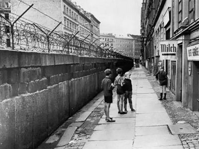 Берлинская стена. Источник - http://fb.ru/article/164690/berlinskaya-stena-istoriya-sozdaniya-i-razrusheniya-padenie-berlinskoy-stenyi Берлинская стена. Источник - http://fb.ru/article/164690/berlinskaya-stena-istoriya-sozdaniya-i-razrusheniya-padenie-berlinskoy-stenyi