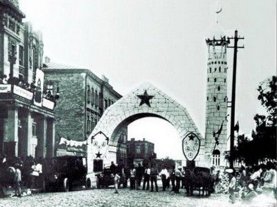Временная арка в Баку на Торговой, возле оперного театра по случаю 1-го съезда народов Востока (с 1 по 8 сентября 1920 г.). Фото: great.az Временная арка в Баку на Торговой, возле оперного театра по случаю 1-го съезда народов Востока (с 1 по 8 сентября 1920 г.). Фото: great.az