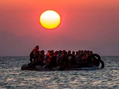 Беженцы, плывущие в Европу. Фото: vedomosti.ru Беженцы, плывущие в Европу. Фото: vedomosti.ru