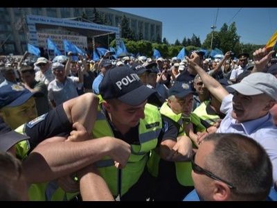 Митинг в Кишиневе, столкновения с полицией Фото: Коммерсант Митинг в Кишиневе, столкновения с полицией Фото: Коммерсант