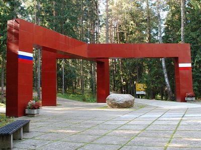 Мемориал в Катыни, вход на аллеи польского и российского кладбищ. Источник - ru.wikipedia.org Мемориал в Катыни, вход на аллеи польского и российского кладбищ. Источник - ru.wikipedia.org