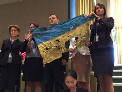 Украинская делегация с флагом, простреленным под Иловайском, 28.9.15. Фото https://www.facebook.com/hanna.hopko Украинская делегация с флагом, простреленным под Иловайском, 28.9.15. Фото https://www.facebook.com/hanna.hopko