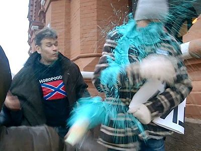 Нападение на Владимира Ионова. Фото: Страница Екатерины Мальдон в Facebook Нападение на Владимира Ионова. Фото: Страница Екатерины Мальдон в Facebook