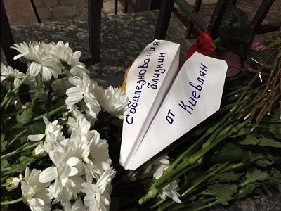 Цветы у посольства РФ в Киеве, 31.10.15. Источник - https://twitter.com/buch1004/status/660552352294944769 Цветы у посольства РФ в Киеве, 31.10.15. Источник - https://twitter.com/buch1004/status/660552352294944769