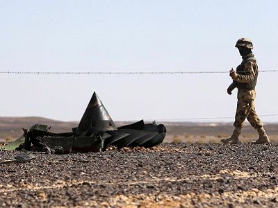 Египетский военнослужащий у обломков самолета. Фото: Reuters Египетский военнослужащий у обломков самолета. Фото: Reuters
