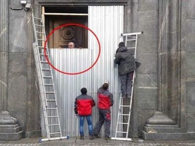 Закрытие подпаленных дверей приемной ФСБ и некто за дверями (фотоколлаж). Источник - https://www.facebook.com/photo.php?fbid=1014725961923250&set=a.724624354266747.1073741826.100001575684951 Закрытие подпаленных дверей приемной ФСБ и некто за дверями (фотоколлаж). Источник - https://www.facebook.com/photo.php?fbid=1014725961923250&set=a.724624354266747.1073741826.100001575684951