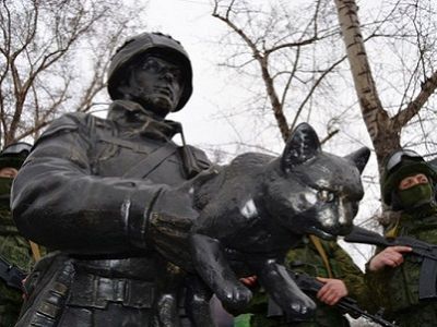 Памятник "вежливому" в Белгороде. Публикуется в avmalgin.livejournal.com Памятник "вежливому" в Белгороде. Публикуется в avmalgin.livejournal.com