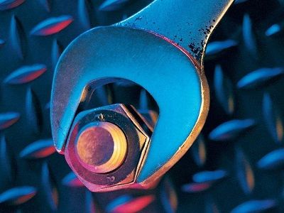 Закручивание гаек. Источник - mega-remont.com Закручивание гаек. Источник - mega-remont.com