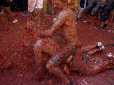 Фестиваль La Tomatina в испанском городе Буньоле. Фото: Heino Kalis/Reuters Фестиваль La Tomatina в испанском городе Буньоле. Фото: Heino Kalis/Reuters