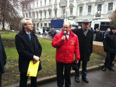 Акция против платных парковок у администрации президента. Фото: tvrain.ru Акция против платных парковок у администрации президента. Фото: tvrain.ru