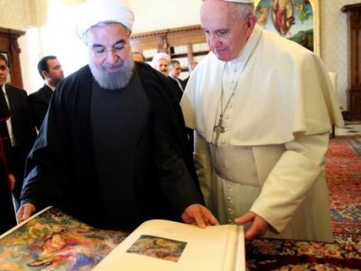 Президент Ирана подарил папе римскому персидский ковер. Фото: russian.irib.ir Президент Ирана подарил папе римскому персидский ковер. Фото: russian.irib.ir