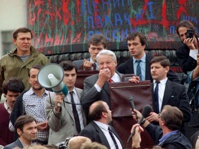 Б.Н. Ельцин во время путча 1991 г. Фото: nnm.me Б.Н. Ельцин во время путча 1991 г. Фото: nnm.me