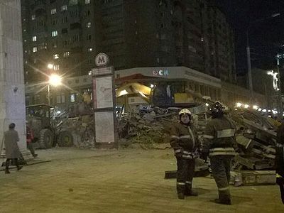 Снос павильона у метро "Новослободская". Фото: Каспаров.Ru Снос павильона у метро "Новослободская". Фото: Каспаров.Ru