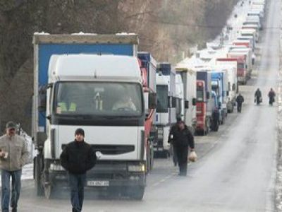 Грузовики РФ на границе с Румынией. Фото: img.com.ua Грузовики РФ на границе с Румынией. Фото: img.com.ua