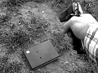 Расстрел ноутбука. Источник - видео youtube.com Расстрел ноутбука. Источник - видео youtube.com