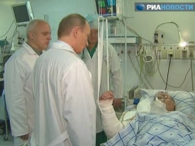 Путин около больного. Фото: РИА "Новости" Путин около больного. Фото: РИА "Новости"