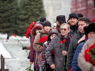 Возложение цветов к памятнику Сталину, 5.3.16. Источник - nasedkin.livejournal.com/688559.html Возложение цветов к памятнику Сталину, 5.3.16. Источник - nasedkin.livejournal.com/688559.html