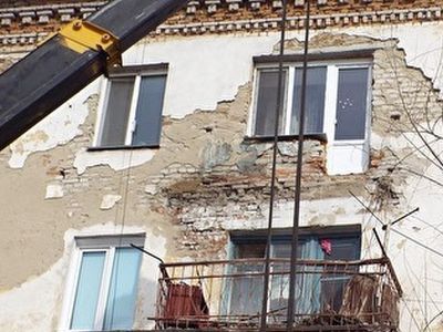 Место, где был упавший балкон. Фото: УРА.Ru Место, где был упавший балкон. Фото: УРА.Ru