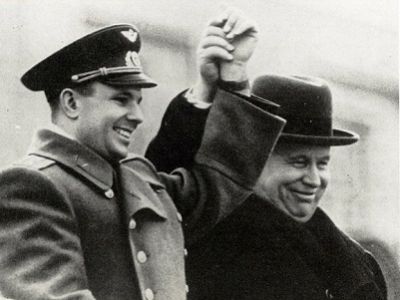 Гагарин и Хрущев на трибуне. Источник - ru.onlyimage.com Гагарин и Хрущев на трибуне. Источник - ru.onlyimage.com