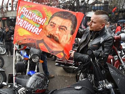 Байкеры "Ночные волки" с портретом Сталина. Источник - photopedia.su Байкеры "Ночные волки" с портретом Сталина. Источник - photopedia.su