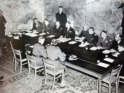 Реймс, подписание акта о капитуляции Германии, 7.5.1945. Источник - nv.ua Реймс, подписание акта о капитуляции Германии, 7.5.1945. Источник - nv.ua