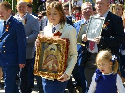 Поклонская с иконой Николая II на акции "Бессмертный полк". Источник - https://www.facebook.com/sergey.smirnov.165685 Поклонская с иконой Николая II на акции "Бессмертный полк". Источник - https://www.facebook.com/sergey.smirnov.165685