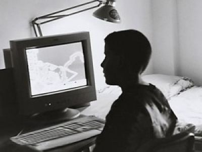 Ребенок за компьютером. Фото: zdravkom.ru Ребенок за компьютером. Фото: zdravkom.ru