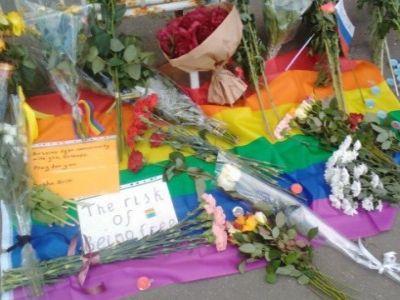 Цветы возле американского посольства в Москве. Фото: irepeater.com Цветы возле американского посольства в Москве. Фото: irepeater.com