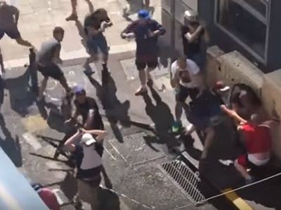 Драка российских и британских фанатов. Скрин видео www.youtube.com/watch?v=6zX2dbOlBTU Драка российских и британских фанатов. Скрин видео www.youtube.com/watch?v=6zX2dbOlBTU