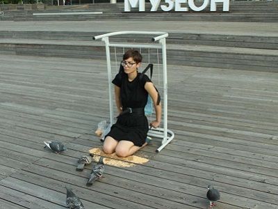 Катрин Ненашева, акция "На-казание". Фото www.facebook.com/alex.bachinskiy.18 Катрин Ненашева, акция "На-казание". Фото www.facebook.com/alex.bachinskiy.18