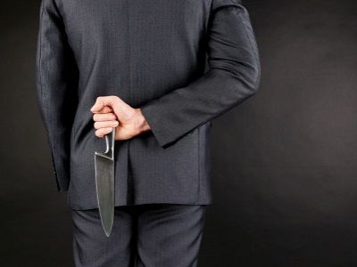 Нож за спиной. Источник - inosmi.ru Нож за спиной. Источник - inosmi.ru