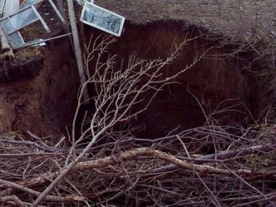 Провал в земле. Фото: "Местое время" Провал в земле. Фото: "Местое время"