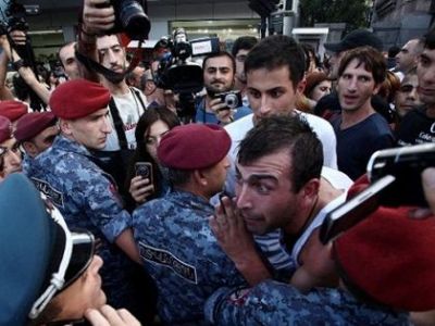 Столкновения с полицией в Ереване. Фото: aze.az Столкновения с полицией в Ереване. Фото: aze.az